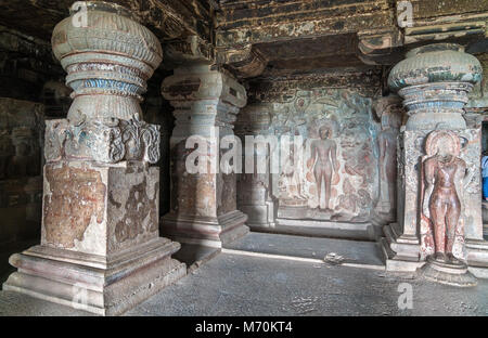 Interno di Indra Sabha tempio a Grotte di Ellora, India Foto Stock