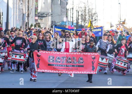 I membri di Batala Washington marzo e suonare la batteria nel il 2018 Anno Nuovo Cinese parade di Washington, DC. Batalá Washington è un tutto-donne Afro-Br Foto Stock