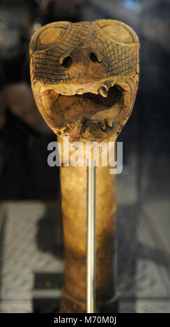 Animale-testa post scolpita in legno. Trovato nella tomba della barca di Oseberg, Norvegia. Ix secolo. Museo della Nave Vichinga. Oslo. La Norvegia. Foto Stock