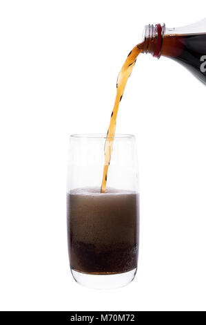 Bottiglia versando coke nel bere un bicchiere con cubetti di ghiaccio Foto Stock