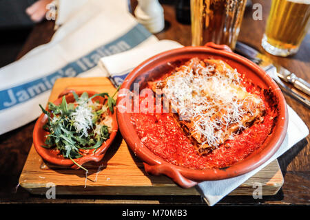 Lasagne freschi con rucola. Preparati e serviti a Jamie's Italian Restaurant in Budapest, Ungheria. Foto Stock