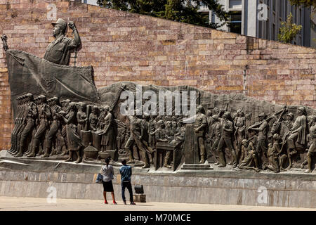 Un rilievo di parete in corrispondenza del monumento Tiglachin (noto anche come il monumento Derg) Churchill Avenue, Addis Abeba, Etiopia Foto Stock