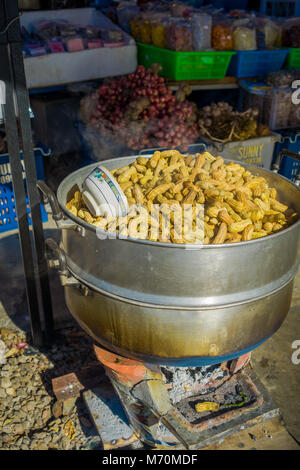 CHIANG RAI, Tailandia - 01 febbraio 2018: bollito di arachidi all'interno di un enorme vaso metallico a Chiang Mai, Thailandia Foto Stock