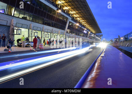 Il box di notte, Le Mans Classic 2014, 2014, il circuito da corsa, Classic, Classic Cars, Classic Cars Racing, Francia, La Sarthe, Le Mans, Le Mans Classic Foto Stock