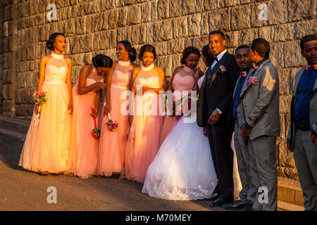 Una festa di nozze rappresentano per le fotografie al di fuori del Hotel Sheraton, Addis Abeba, Etiopia Foto Stock