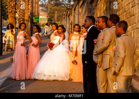 Una festa di nozze rappresentano per le fotografie al di fuori del Hotel Sheraton, Addis Abeba, Etiopia Foto Stock