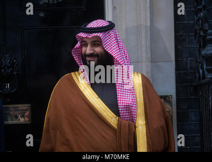 Il principe ereditario Mohammed Bin Salman Al 10 di Downing Street per un incontro con il Primo ministro britannico, Theresa Maggio per discutere di difesa e di scambi commerciali con la Gran Bretagna Foto Stock