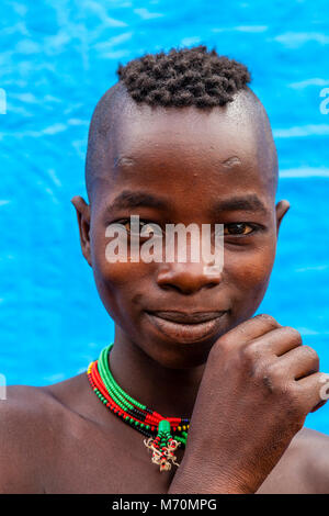 Un ritratto di una giovane Hamar Tribesman, Alduba mercato tribale, vicino Keyafer, Valle dell'Omo, Etiopia Foto Stock