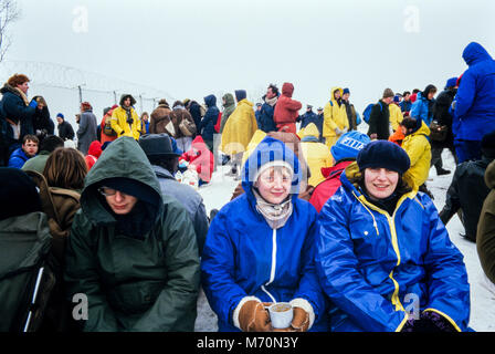 I manifestanti seduti nella neve alla lotta contro i missili cruise dimostrazione presso il Molesworth base missilistica il 2 febbraio 1986 in condizioni di neve. Cambridgeshire, Inghilterra, Regno Unito, archiviazione di fotografia, Foto Stock