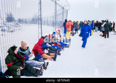 I manifestanti seduti nella neve alla lotta contro i missili cruise dimostrazione presso il Molesworth base missilistica il 2 febbraio 1986 in condizioni di neve. Cambridgeshire, Inghilterra, Regno Unito, archiviazione di fotografia, Foto Stock