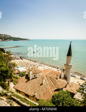 Vista panoramica della costa del Mar Nero in Balchik Bulgaria con Balchik Palace in primo piano Foto Stock