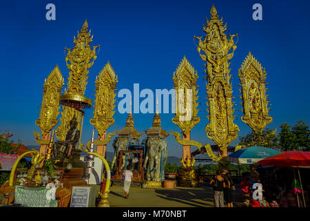 CHIANG MAI, Thailandia - Febbraio 01, 2018: veduta esterna di persone non identificate di hindu grande elefante statua a triangolo d oro in Thailandia Foto Stock