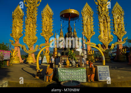CHIANG MAI, Thailandia - Febbraio 01, 2018: veduta esterna di persone non identificate di hindu grande elefante statua a triangolo d oro in Thailandia Foto Stock