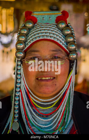 CHIANG RAI, Tailandia - 01 febbraio 2018: Close up della donna non identificati con gli occhiali, appartiene a un Karen lungo collo hill tribe village Kayan Lahwi , Karen donna in costume tradizionale Foto Stock