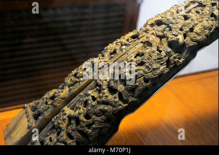 Resti di una slitta in legno e decorate con rilievi e argento e bronzo per unghie. Dettaglio. Trovato nella tomba della barca di Oseberg, Norvegia. Ix secolo. Museo della Nave Vichinga. Oslo. La Norvegia. Foto Stock