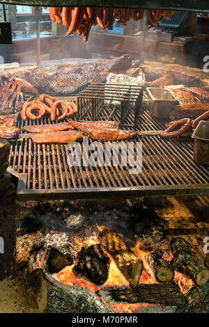 Texas stile Pit BBQ carne affumicata salsiccia di nervature su fiamma Foto Stock