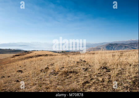 Camel montagna nasconde intorno a 2000 incisioni rupestri risalenti al Paleolitico Erain Armenia. Foto Stock