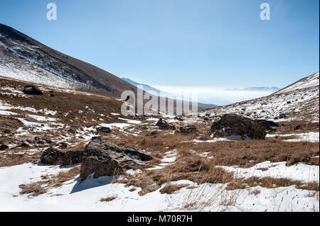 Camel montagna nasconde intorno a 2000 incisioni rupestri risalenti al Paleolitico Erain Armenia. Foto Stock