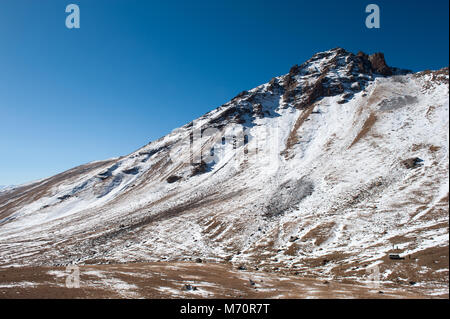 Camel montagna nasconde intorno a 2000 incisioni rupestri risalenti al Paleolitico Erain Armenia. Foto Stock