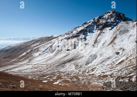 Camel montagna nasconde intorno a 2000 incisioni rupestri risalenti al Paleolitico Erain Armenia. Foto Stock