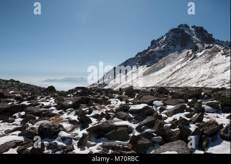 Camel montagna nasconde intorno a 2000 incisioni rupestri risalenti al Paleolitico Erain Armenia. Foto Stock