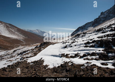 Camel montagna nasconde intorno a 2000 incisioni rupestri risalenti al Paleolitico Erain Armenia. Foto Stock