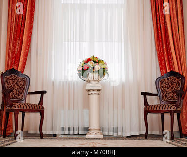 Wedding interno con poltrone e un vaso Foto Stock