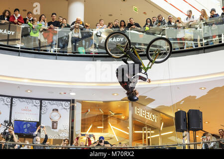 Arkady Pankrac Mall, Praga - 3 Marzo: ciclista, Ivan Popov dalla Russia vola sopra l'ultimo ostacolo durante giù Mall Tour 2018 su 2018 a Arkady Pankrac Foto Stock