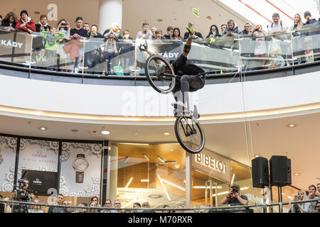 Arkady Pankrac Mall, Praga - 3 Marzo: biker, Gordon Brown vola sopra l'ultimo ostacolo durante giù Mall Tour 2018 Il 3 marzo 2018 a Arkady Pankrac Foto Stock