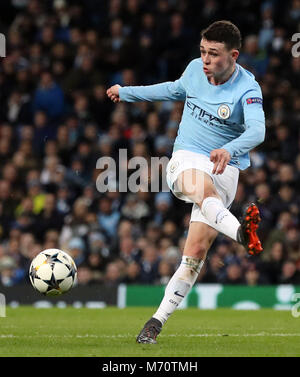 Il Manchester City è Phil Foden miscues un colpo durante la UEFA Champions League round di 16, la seconda gamba corrispondono all'Etihad Stadium e Manchester. Foto Stock