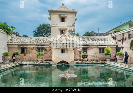 Umbul Pasiraman complesso balneare con torre da dove il sultano osservato le donne di balneazione presso il Taman Sari Castello d'acqua, il sito di un ex royal Foto Stock