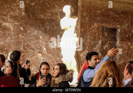 Le persone che assumono le foto davanti alla Venere di Milo scultura di Alexandros di Antiochia, Museo del Louvre, Parigi, Francia Foto Stock