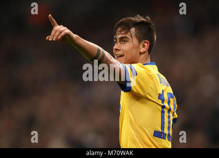 La Juventus' Paulo Dybala punteggio celebra il suo lato il secondo obiettivo del gioco durante la UEFA Champions League round di 16, la seconda gamba corrispondono allo Stadio di Wembley, Londra. Foto Stock