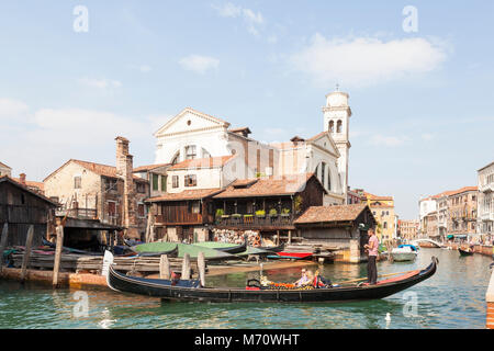 Gondola con visite turistiche nel Rio di San Travaso passando il San Trovaso Squero o gondole nel sestiere di Dorsoduro, Venezia, Veneto, Italia Foto Stock