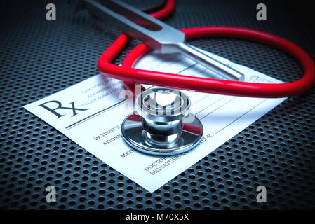 Montreal, Canada, 7 Marzo,2018. Uno stetoscopio con una prescrizione e diapason. Credit:Mario Beauregard/Alamy Live News Foto Stock