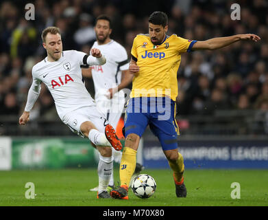 Tottenham Hotspur Christian Eriksen (sinistra) e la Juventus' Sami Khedira battaglia per la sfera durante la UEFA Champions League round di 16, la seconda gamba corrispondono allo Stadio di Wembley, Londra. Stampa foto di associazione. Picture Data: mercoledì 7 marzo 2018. Vedere PA storia SOCCER Tottenham. Foto di credito dovrebbe leggere: Nick Potts/PA FILO Foto Stock