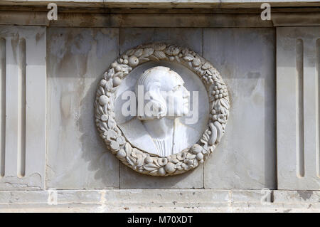 Medaglione di Cristoforo Colombo sul suo monumento a Siviglia Foto Stock