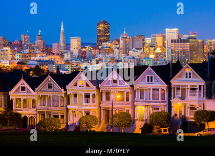 Alamo Square a San Francisco durante la notte Foto Stock
