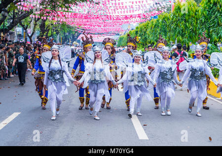 Partecipanti al festival Sinulog nella città di Cebu Filippine Foto Stock