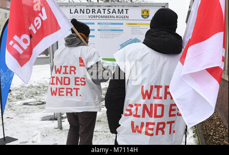 07 marzo 2018, Germania, Stralsund: servizio pubblico personale si sono riuniti di fronte all'ufficio del distretto della Contea di Pomerania occidentale e Ruegen per un colpo di avvertimento. Il primo round di stipendi e salari negoziati per la nationwide 2, 3 milioni di servizio pubblico emplyees è terminato senza un'offerta dal servizio pubblico i datori di lavoro più di una settimana fa. Foto: Stefan Sauer/dpa Foto Stock