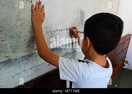 Pekanbaru, Riau, Indonesia. 6 Mar, 2018. 6 marzo 2018: i bambini rifugiati dal conflitto i paesi colpiti sono visti condurre attività di studio presso una comunità casa (ricoveri temporanei) in Pekanbaru, nella provincia di Riau, Indonesia.In Indonesia vi sono ora più di 14.000 rifugiati provenienti da vari paesi in conflitto, compreso l'Afghanistan, Palestina, Myanmar, Iraq, Iran, Pakistan, Sudan, Somalia, Sri Lanka, Bangladesh e Siria.Il Presidente indonesiano attraverso il numero di regolamento 125/2016 per quanto riguarda il trattamento dei rifugiati dall'estero, che il governo della Repubblica di Indonesia fornisce un riparo temporaneo per asyl Foto Stock