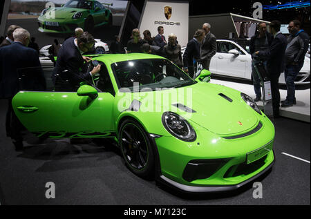 Ginevra. 7 Mar, 2018. Foto scattata il 7 marzo del 2018 mostra la Porsche 911 GTS RS al 88th Geneva International Motor Show di Ginevra, Svizzera. Il Motor Show, che attrae più di 180 espositori provenienti da tutto il mondo, sarà aperta al pubblico dal 8 Marzo al 18, 2018. Credito: Xu Jinquan/Xinhua/Alamy Live News Foto Stock