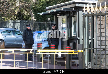 Windsor, Regno Unito. Armati di guardia di polizia un ingresso intorno al Castello di Windsor & la città al centro della città, Windsor, in Inghilterra il 7 marzo 2018. Foto di Andy Rowland. Credito: Andrew Rowland/Alamy Live News Foto Stock