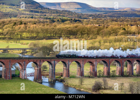 Whalley. Regno Unito. Il 5 marzo 2018. Locomotiva a vapore n. Restaurato locomotiva a vapore n. 35018 l'India britannica vapori di linea sopra le arcate Whalley viadotto su una corsa di prova per la West Coast Ferrovie. Gli archi hanno recentemente avuto un £1,6m revisione per contrastare i danni da alluvione per il ponte in stile vittoriano. Credito: John Davidson foto/Alamy Live News Foto Stock