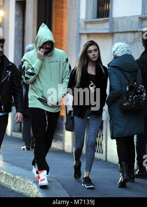 Milano, Andrea Petagna e nuova ragazza Michelly Sander nel centro del percussore di ATALANTA E DELLA NAZIONALE ANDREA PETAGNA, arriva in centro con la sua nuova ragazza, il 22-anno-vecchio modello brasiliano MICHELLY SANDER, che lo scorso anno è stata impegnata anche per un breve periodo di tempo con NICCOLO 'BETTARINI. Petagna indossa una felpa con il cofano viene tirato verso il basso sulla sua testa in modo da non essere riconosciuto, e insieme con la sua fidanzata Michelly entra nel famoso bar in Via Montenapoleone da 'Marchesi'. Due di essi lasciare dopo quasi un ora e fare una passeggiata attraverso le vie del centro prima di Foto Stock