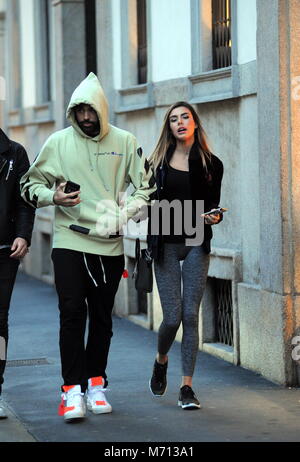 Milano, Andrea Petagna e nuova ragazza Michelly Sander nel centro del percussore di ATALANTA E DELLA NAZIONALE ANDREA PETAGNA, arriva in centro con la sua nuova ragazza, il 22-anno-vecchio modello brasiliano MICHELLY SANDER, che lo scorso anno è stata impegnata anche per un breve periodo di tempo con NICCOLO 'BETTARINI. Petagna indossa una felpa con il cofano viene tirato verso il basso sulla sua testa in modo da non essere riconosciuto, e insieme con la sua fidanzata Michelly entra nel famoso bar in Via Montenapoleone da 'Marchesi'. Due di essi lasciare dopo quasi un ora e fare una passeggiata attraverso le vie del centro prima di Foto Stock