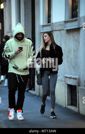 Milano, Andrea Petagna e nuova ragazza Michelly Sander nel centro del percussore di ATALANTA E DELLA NAZIONALE ANDREA PETAGNA, arriva in centro con la sua nuova ragazza, il 22-anno-vecchio modello brasiliano MICHELLY SANDER, che lo scorso anno è stata impegnata anche per un breve periodo di tempo con NICCOLO 'BETTARINI. Petagna indossa una felpa con il cofano viene tirato verso il basso sulla sua testa in modo da non essere riconosciuto, e insieme con la sua fidanzata Michelly entra nel famoso bar in Via Montenapoleone da 'Marchesi'. Due di essi lasciare dopo quasi un ora e fare una passeggiata attraverso le vie del centro prima di Foto Stock