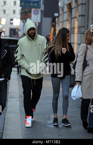Milano, Andrea Petagna e nuova ragazza Michelly Sander nel centro del percussore di ATALANTA E DELLA NAZIONALE ANDREA PETAGNA, arriva in centro con la sua nuova ragazza, il 22-anno-vecchio modello brasiliano MICHELLY SANDER, che lo scorso anno è stata impegnata anche per un breve periodo di tempo con NICCOLO 'BETTARINI. Petagna indossa una felpa con il cofano viene tirato verso il basso sulla sua testa in modo da non essere riconosciuto, e insieme con la sua fidanzata Michelly entra nel famoso bar in Via Montenapoleone da 'Marchesi'. Due di essi lasciare dopo quasi un ora e fare una passeggiata attraverso le vie del centro prima di Foto Stock