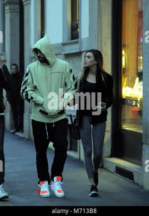 Milano, Andrea Petagna e nuova ragazza Michelly Sander nel centro del percussore di ATALANTA E DELLA NAZIONALE ANDREA PETAGNA, arriva in centro con la sua nuova ragazza, il 22-anno-vecchio modello brasiliano MICHELLY SANDER, che lo scorso anno è stata impegnata anche per un breve periodo di tempo con NICCOLO 'BETTARINI. Petagna indossa una felpa con il cofano viene tirato verso il basso sulla sua testa in modo da non essere riconosciuto, e insieme con la sua fidanzata Michelly entra nel famoso bar in Via Montenapoleone da 'Marchesi'. Due di essi lasciare dopo quasi un ora e fare una passeggiata attraverso le vie del centro prima di Foto Stock