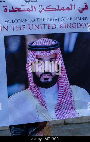 A Londra il 7 marzo 2018 un banner supporitng alla visita della corona Saudita Principe Bin Salman Al UK Credit: Ian Davidson/Alamy Live News Foto Stock